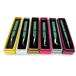 Pinzas de extensión de pestañas con agarre de diamante, puntas lisas antimagnéticas de acero inoxidable recubiertas de Color verde con nombre de marca personalizado - Product Image 4