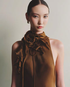 Robe en satin de soie marron cuivré séduisante, design unique de col halterneck à fleurs 3D, fabriquée au Vietnam - Product Image 1