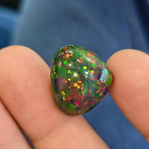 Opale noire éthiopienne naturelle, taille ovale, 10,35 carats, pierre précieuse en vrac avec jeu de couleurs pour la fabrication de bijoux - Product Image 1