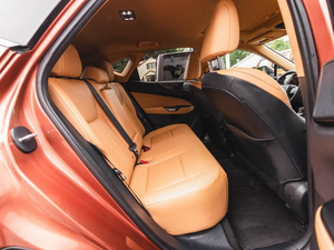 Lexus NX 350 Premium AWD Automatique 2024 d'occasion, étincelant, jantes en alliage R17, sièges en cuir, système de navigation, démarrage à distance - Product Image 5