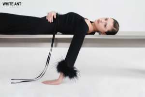 Vestidos formales de mujer Manga larga Satén Georgette Tela Adela Un hombro Pluma Midi Vestido Pluma Puños Whiteant - Product Image 6