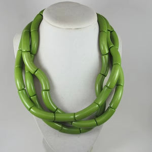 Collier en résine verte statement, tube en résine, collier audacieux et épais, multi-couches, style fait main, bijoux de mode pour femmes - Product Image 1
