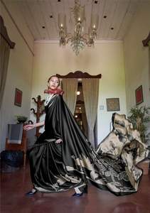 รายละเอียดผ้า ผ้าซาตินไหม ชุดส่าหรีสำหรับผู้หญิง ดีไซน์เนอร์ ชุดส่าหรีพร้อมเสื้อคลุมตัดสี สำหรับงานปาร์ตี้ เสื้อผ้าแบบดั้งเดิมของอินเดีย - Product Image 5