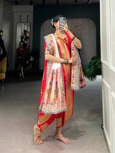 คอลเลกชันผ้าแจ็คการ์ดและส่าหรีสีแดงสำหรับผู้หญิงชุดปาร์ตี้งานปักผ้าแจ็คการ์ดสไตล์ดั้งเดิม - Product Image 3