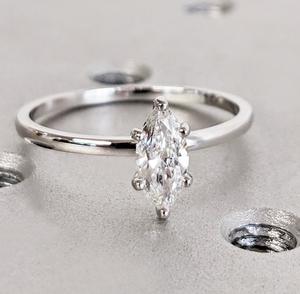 Marquise Shape Lab Grown Diamond Solitaire Bagues de fiançailles et d'anniversaire Bagues en or blanc pur 14K Bagues faites à la main Design minimaliste - Product Image 1