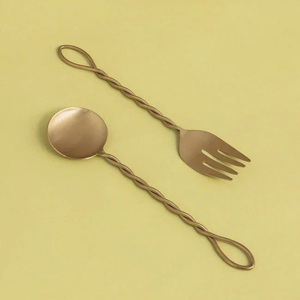 ชุดช้อนส้อมสลัดสแตนเลสเคลือบทองสวยงามสำหรับงานแต่งงาน ช้อนและส้อมโลหะสำหรับโต๊ะอาหาร - Product Image 3