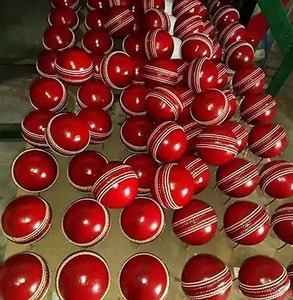 Precio al por mayor de fábrica de alta calidad de cuero Cricket Hardball 4 piezas hecho a mano Match Ball logotipo personalizado - Product Image 5