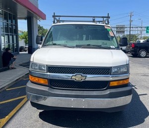 Chevrolet Express Cargo 3500 Extended RWD d'occasion blanche de 2021 avec jantes en acier, sièges en tissu, système de navigation, pack de commodité - Product Image 1