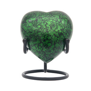 Urne en aluminium moderne en forme de cœur, faite à la main, personnalisée, pour les cendres humaines ou d'animaux, finition mate, capacité de 60 ml, vase de table - Product Image 4