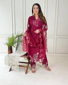 Costume en soie romaine de luxe, tenue ethnique de créateur faite à la main pour femmes, fête de mariage festive et célébration, vêtements de mode ethnique - Product Image 5