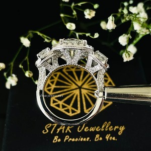 Anillo de compromiso solitario de diamante moissanita de tres piedras de oro macizo de 14 quilates. - Product Image 5