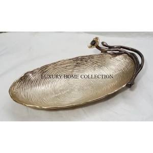 Des bols de service en métal de style antique de conception complexe avec des formes uniques parfaites pour les mariages et les événements haut de gamme - Product Image 4