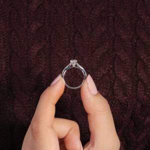 Bague de fiançailles de luxe en laiton plaqué or 14 carats avec zircon de 1,36 carat, bague cocktail ovale tendance avec halo, certifiée IGI - Product Image 3