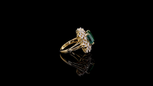Anillo de cóctel con esmeralda verde cultivada en laboratorio con engaste de garras y diamantes marquesa, pera y redondos brillantes para eventos especiales - Product Image 4
