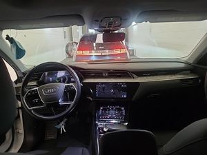 AUDI E-TRON QU-ATTRO PREMIUM PLUS SPORTBACK D'OCCASION PROPRE (NEUF - PRINCIPAL) PRÊT À ÊTRE EXPÉDIÉ - LIVRAISON PORTE À PORTE - Product Image 2