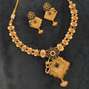 Elegante conjunto de collar de piedra de pota chapado en oro con pendientes a juego joyería india tradicional para festivales y ocasiones especiales - Product Image 2