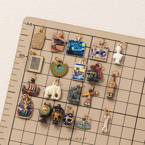 Miniaturas del Patrimonio Mundial |   Colgantes de latón chapado en oro de 18 quilates con esmalte, con motivos de lugares emblemáticos de historia antigua y arte cultural, para la fabricación de joyas - Product Image 4