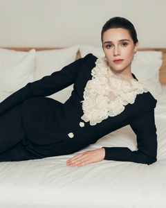 Elegante traje de mujer negro con detalle de encaje blanco y pantalones de pierna ancha de alta calidad hechos en Vietnam - Product Image 2