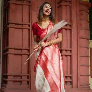 Lujosos saris de seda Jacquard pesados con borde de tejido Jacquard grande dorado elegante atuendo tradicional indio pakistaní - Product Image 1