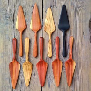 Ensemble de serveur de gâteau en bois de mariage avec accents décoratifs assortis crée une présentation coordonnée et élégante - Product Image 6