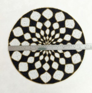 Elegante Camino de Mesa Hecho a Mano con Cuentas Blancas y Negras, Decoración para Mesa de Comedor Navideña y Mantel Individual, Regalo para el Hogar - Product Image 3