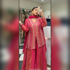 Salwar kameez en coton exclusif avec un haut à richement brodé et un palazzo avec un dupatta assorti pour les sorties décontractées, vente en gros - Product Image 2