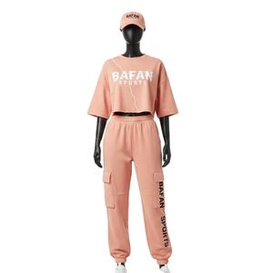 Conjunto deportivo de mujer de alta calidad en algodón y poliéster, top corto de 260 GSM y pantalón con cintura elástica color melocotón. Conjuntos para mujer. - Product Image 1