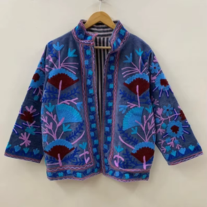 Veste en velours doux faite à la main veste brodée en velours à fleurs Suzani bleu veste sur mesure en velours à col montant pour femmes - Product Image 1
