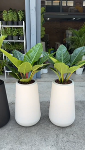 Jarrones de metal de rejilla blanca adornados Trio de jarrón de piso alto moderno para acentos de hogar sofisticados - Product Image 6