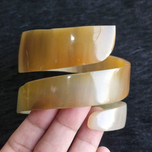 Bracelets en corne de buffle naturelle, fabrication artisanale de bijoux en corne de buffle - Product Image 1