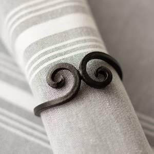 Anneau de serviette en fer de qualité supérieure, conçu pour une manipulation facile, accessoire de table robuste et durable, idéal pour les occasions spéciales - Product Image 1