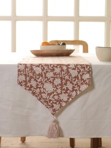 Chemin de table double couche en toile slub premium imprimée au bloc, motif floral, avec pompons, style damassé tissé, blanc floral pour salle à manger - Product Image 1