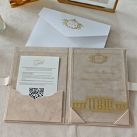 Invitation de mariage personnalisée en velours beige avec pochette, motif de l'endroit de cérémonie en feuille d'or sur papier vélin