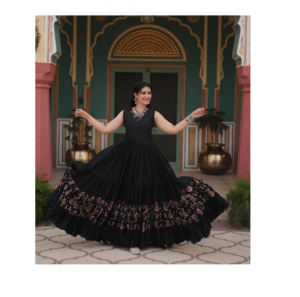 Robe de créateur de qualité à l'exportation Robe Navratri traditionnelle pour femmes disponible au prix de gros - Product Image 1