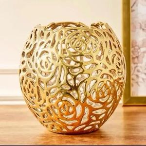 Elegante jarrón dorado de metal para decoración del hogar en múltiples diseños y acabados y tamaños y patrones en aluminio para decoración de fiestas - Product Image 5
