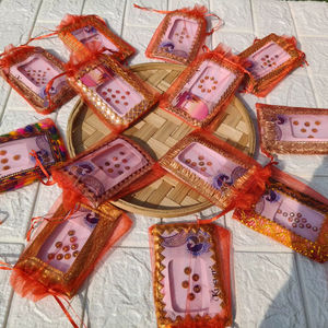 Recuerdos Decorados con Envoltura de Red para Bindi |   Paquete de Regalos Bindi para Bodas, Mehndi, Puja y Diwali |   Conjunto de Bindi de Cristal para Novia - Product Image 1