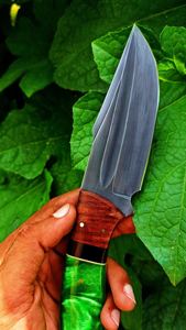 Couteau de chasse en acier damassé fait à la main avec manche en palissandre, résine et laiton - Product Image 3