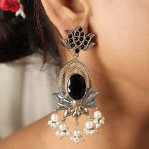 Boucles d'oreilles en argent oxydé bicolores avec pierre Onyx, style pendantes, cadeau pour elle - Product Image 2