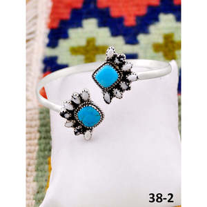 Pulsera Artesanal del Suroeste de Cuero de Búfalo Blanco con Santa María y Plata de Ley, Accesorio de Moda - Product Image 3