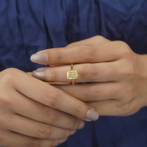 Anillo de compromiso solitario de diamante cultivado en laboratorio amarillo elegante de 3 quilates oro amarillo de 14K VS claridad chapado en rodio de lujo para mujer - Product Image 3