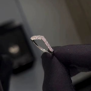 Bague de mariage en argent 925 plaqué or blanc avec pierres CZ rondes de 2 mm, style chevron, pour femmes, vente en gros - Product Image 5