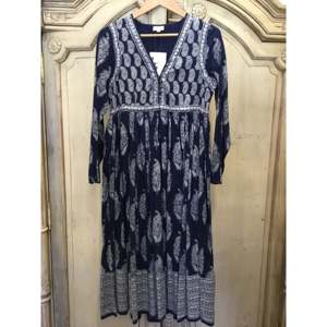 Robe en coton ANOKHI MUGHUL, imprimé à la main, indigo argenté, robe Mughul - Product Image 1