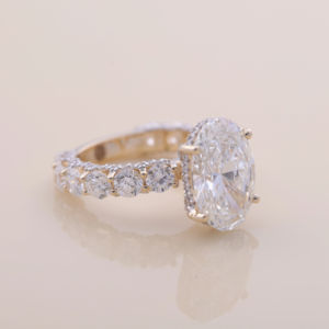 Anillo de Compromiso con Diamante Ovalado Cultivado en Laboratorio de 5.04CT con Piedras Laterales Redondas, Oro Amarillo, Blanco y Rosa de 9K, Anillo Nupcial de Lujo - Product Image 2