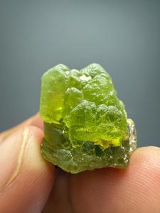 Cristaux de péridot naturel de haute qualité, provenant directement de la vallée de Suppat, Kohistan, Pakistan, bruts, avec emballage en sac - Product Image 2