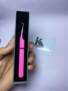 Pince à épiler pour extensions de cils en acier inoxydable à pointe fine, revêtement en poudre rose, 90 degrés, prix d'usine, avec boîte chez Kaamir Instruments - Product Image 2