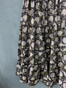 กระโปรงแม็กซี่ลายดอกไม้พิมพ์ดิจิทัล ผ้าฝ้ายออร์แกนิค 100% สไตล์ลำลองสำหรับใส่ไปชายหาด สีธรรมชาติ เหมาะสำหรับทุกฤดูกาล - Product Image 5