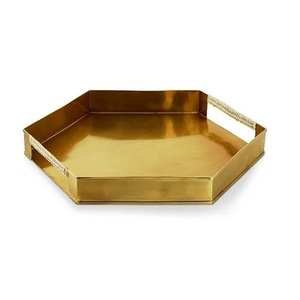 Bandeja para servir alimentos de aluminio y latón con esmalte para suministros de hotel bandeja redonda de metal con asa de latón para el hogar a bajo costo - Product Image 6