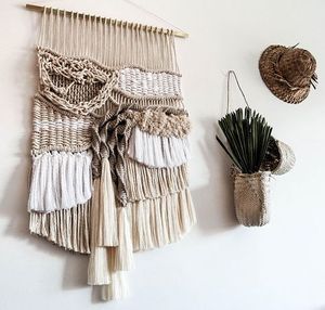 Tenture murale en macramé tissé avec charme rustique parfait pour créer une atmosphère chaleureuse dans votre espace de vie - Product Image 4