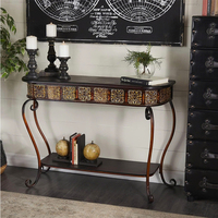 Table console de style méditerranéen avec cadre en fer doré et finition texturée