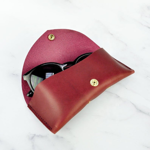 Ensemble étui à lunettes rigide de luxe étui à lunettes en cuir PU boîtes à lunettes de soleil avec logo personnalisé triangle pliant - Product Image 4